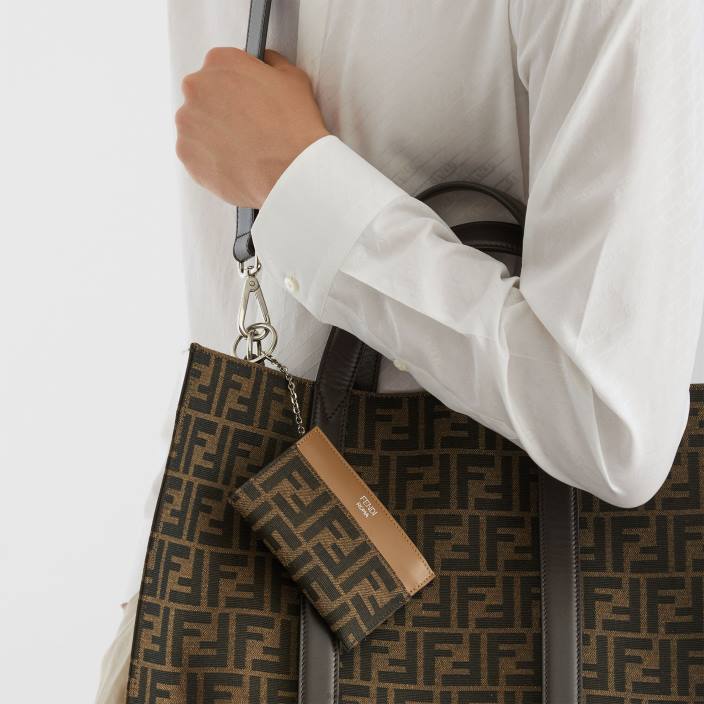 moški etui za ključe iz blaga rjav Fendi dodatki Z68L2400