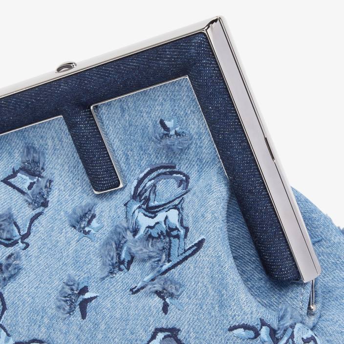 ženske denim torbica z astrološkim vezenjem svetlo modra Fendi dodatki Z68L634